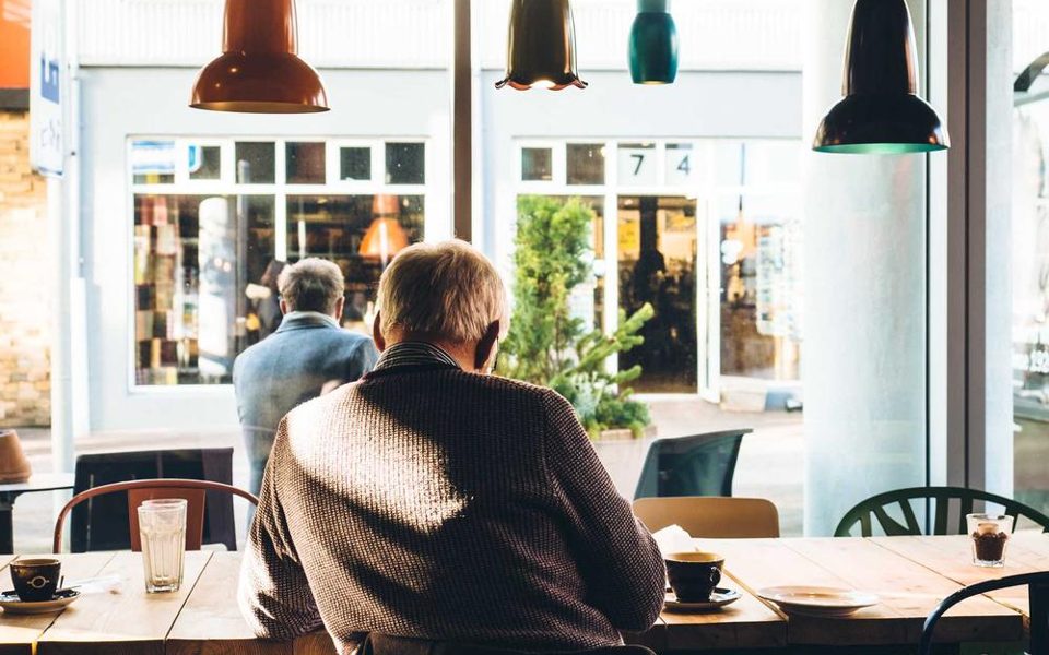 En person som tar notater ved siden av et armbåndsur