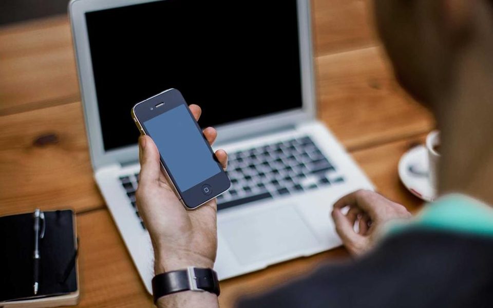 En smarttelefon som ligger på et skrivebord