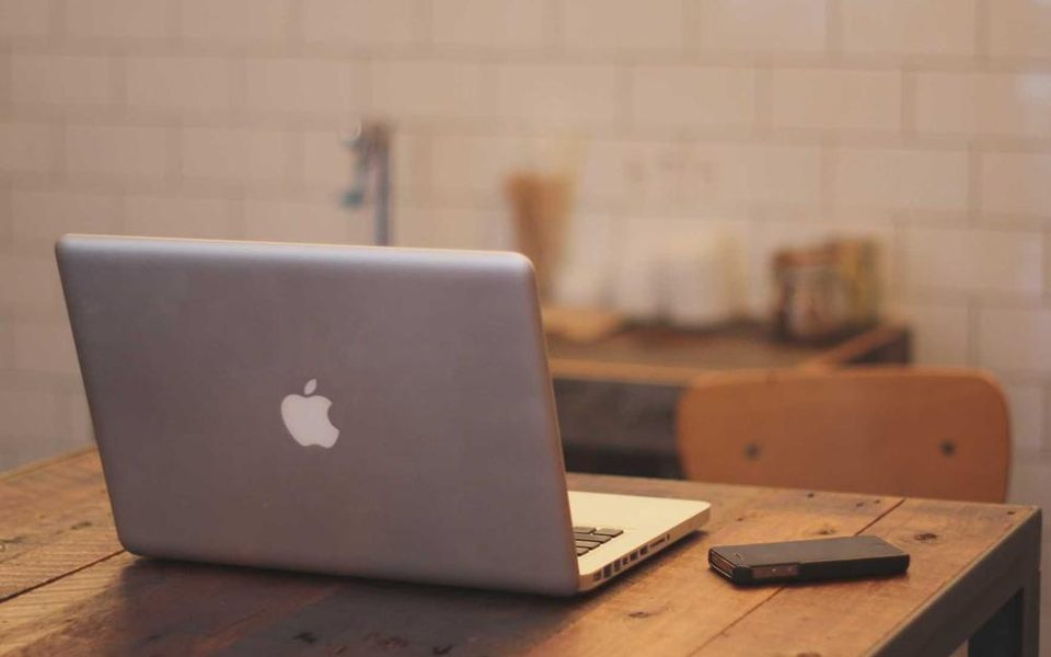 Et ryddig skrivebord med en åpen laptop